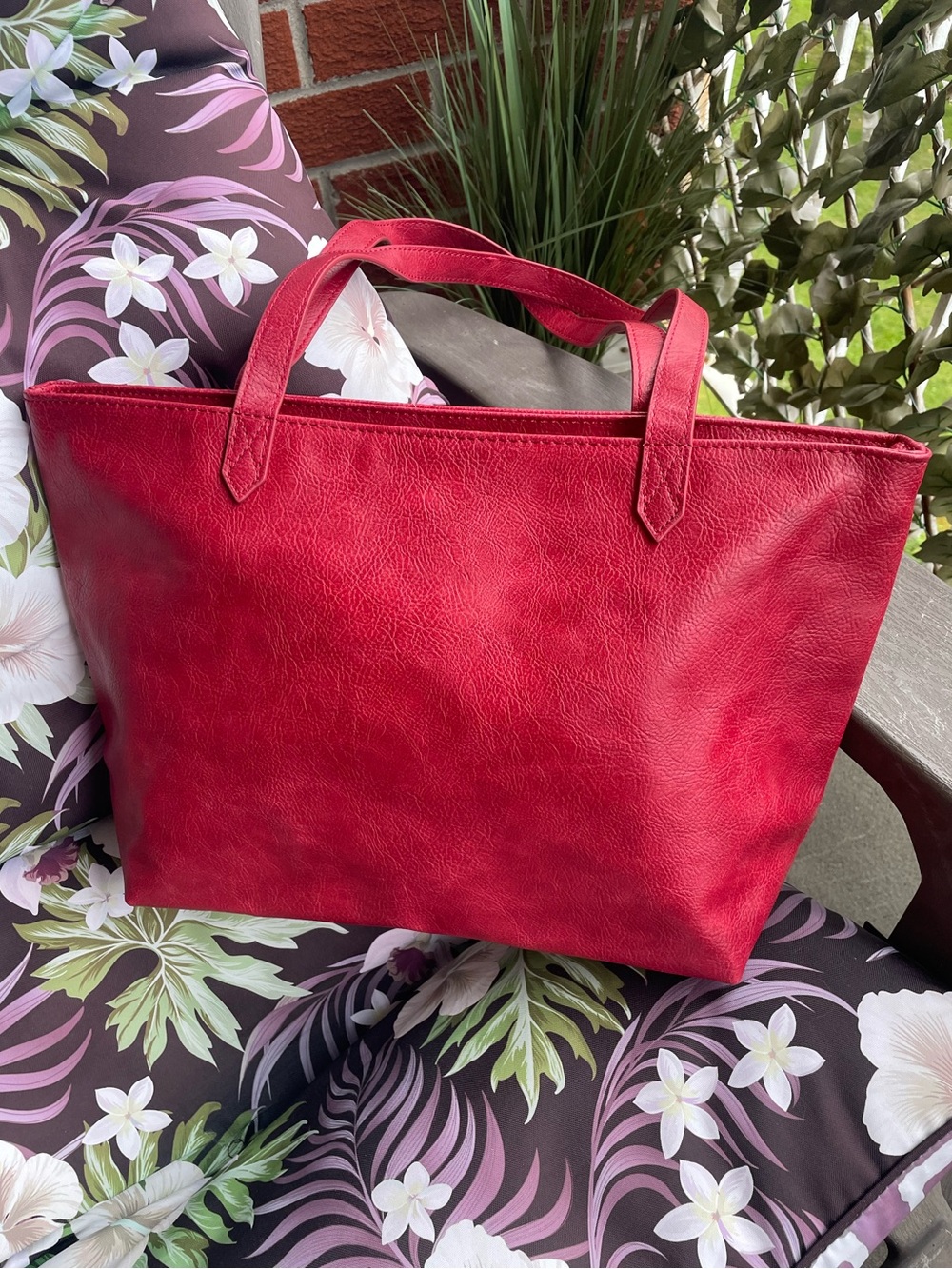 thirty-one City Scene Tote in Ruby (NWOT) ❤️
